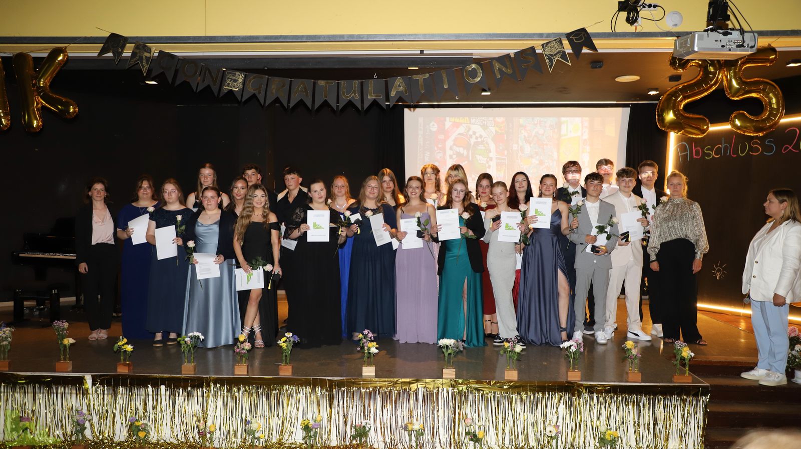 Glanzvoller Abschied: Zeugnisübergabe und Party zum Abschluss der Schulzeit