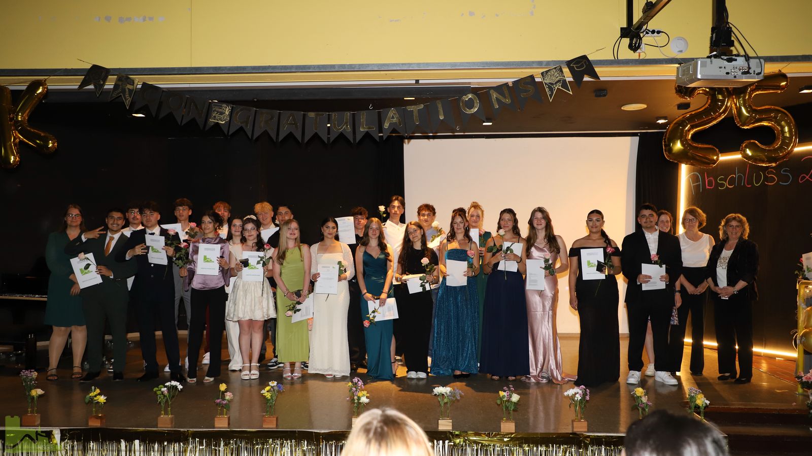 Glanzvoller Abschied: Zeugnisübergabe und Party zum Abschluss der Schulzeit