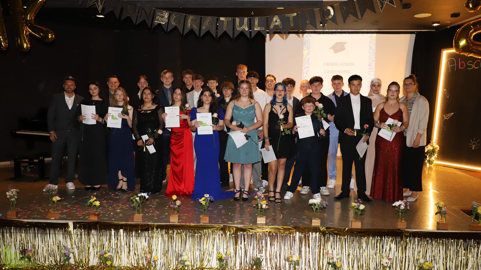 Glanzvoller Abschied: Zeugnisübergabe und Party zum Abschluss der Schulzeit