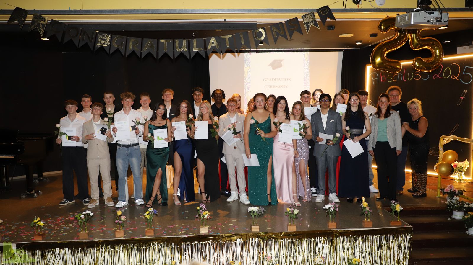 Glanzvoller Abschied: Zeugnisübergabe und Party zum Abschluss der Schulzeit