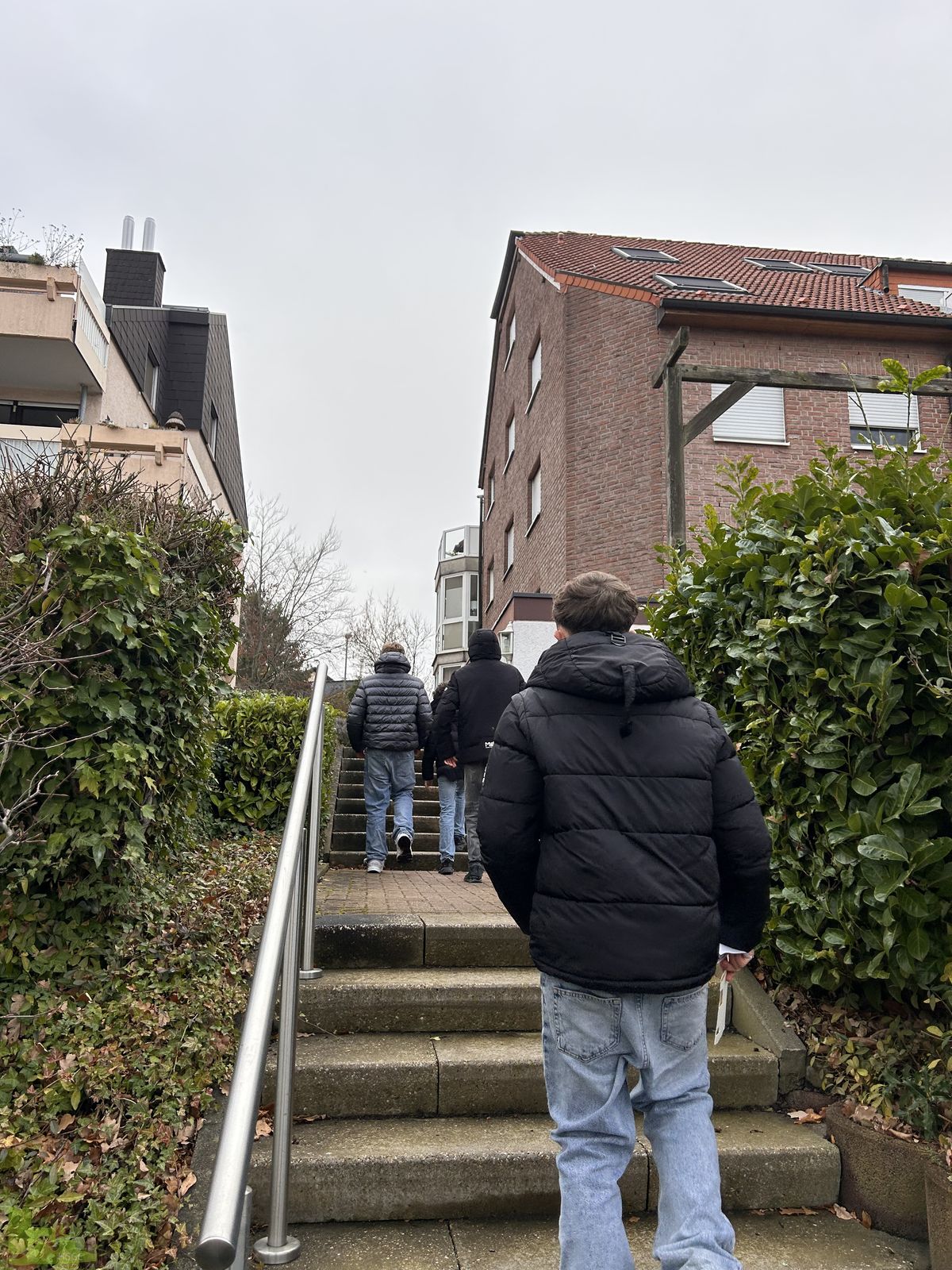 Weihnachtsfreude im Briefkasten: Achtklässler:innen basteln Karten für die Nachbarschaft